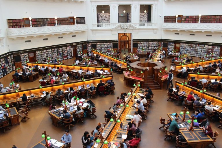 Les bibliothèques universitaires en France doivent suivre les normes