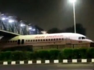 Un avion d'Air India coincé sous un pont près de l'aéroport de Delhi