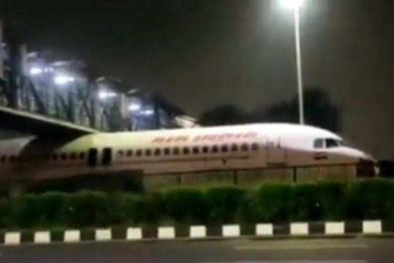 Un avion d'Air India coincé sous un pont près de l'aéroport de Delhi