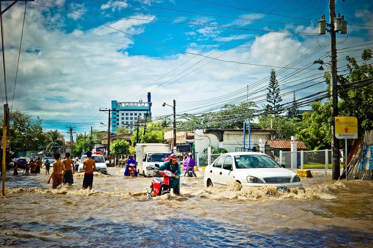 Des mariés se déplacent dans une marmite à cause des inondations