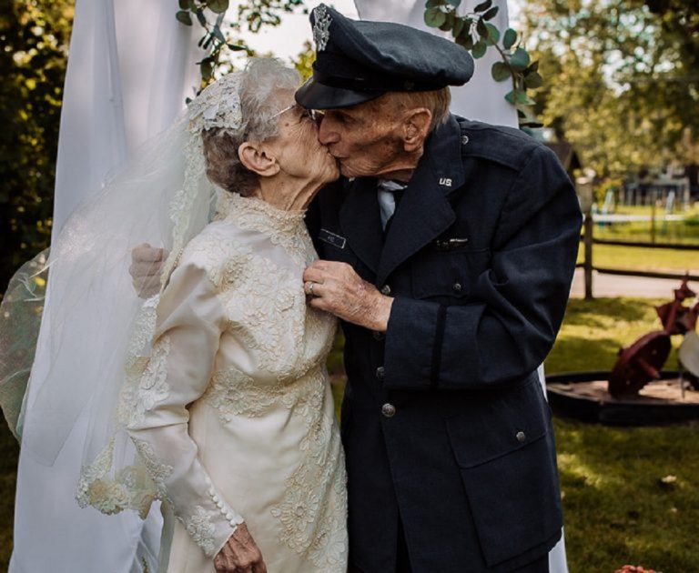 Mariés depuis 1944 mais n'ayant pas de photos de mariage : la maison de retraite organise un nouveau mariage