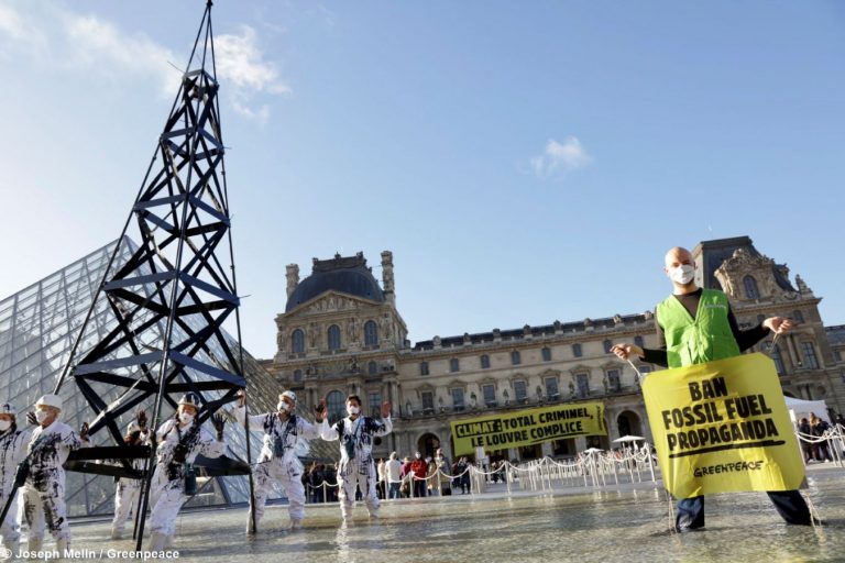 Greenpeace France: « Climat : Total criminel, le Louvre complice »