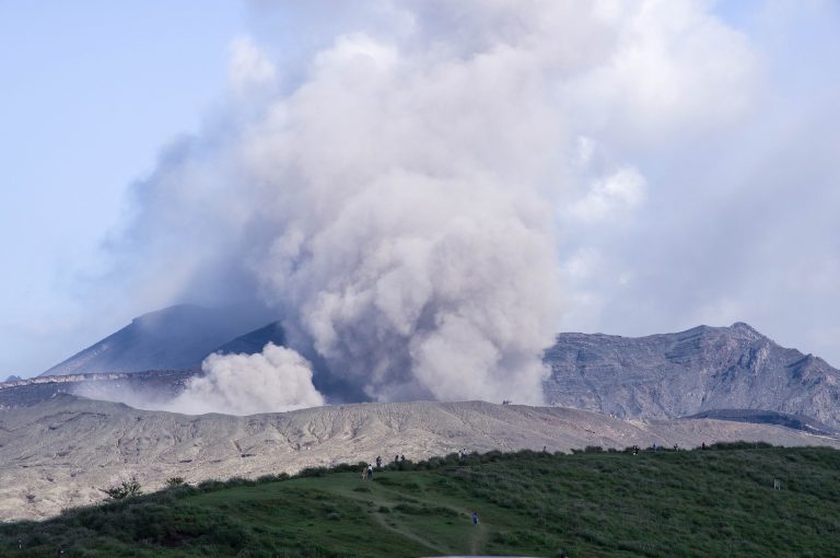 L'éruption du volcan Aso est plus que spectaculaire