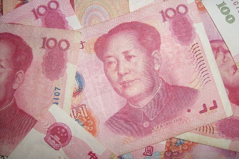 Un millionnaire chinois retire plus de 780 000 dollars de sa banque et demande au personnel de compter les billets à la main.