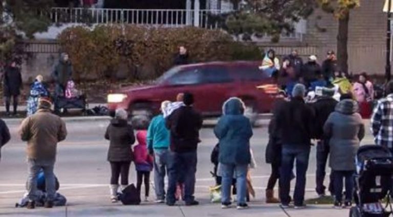 Un 4x4 fonce dans la foule aux États-Unis