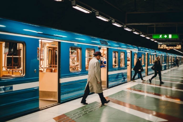 Un homme déguisé en Joker poignarde 17 passagers dans un train de Tokyo