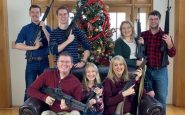 Un député républicain publie une photo de famille avec une mitraillette : "Père Noël, apportez-nous des munitions"