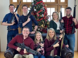 Un député républicain publie une photo de famille avec une mitraillette : "Père Noël, apportez-nous des munitions"
