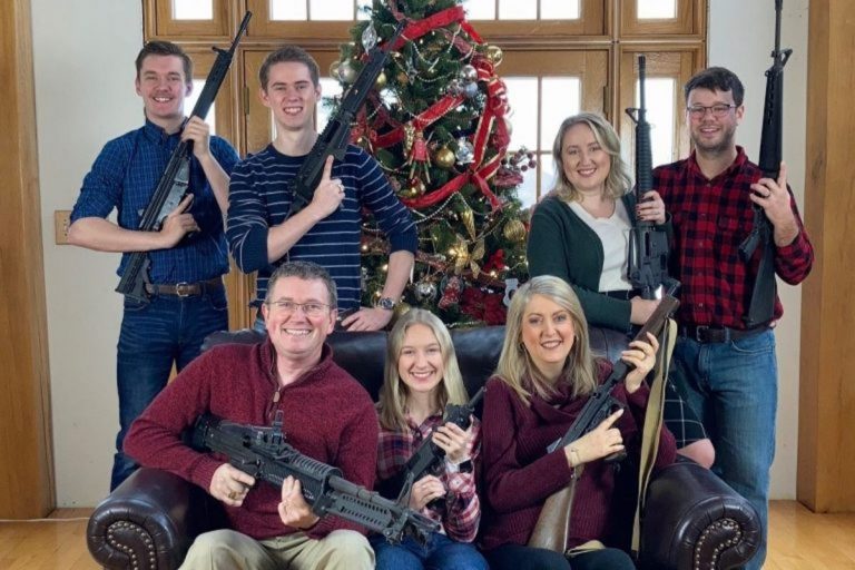 Un député républicain publie une photo de famille avec une mitraillette : "Père Noël, apportez-nous des munitions"