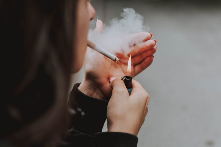 « Nous voulons nous assurer que les gens ne commencent jamais à fumer... en vieillissant, eux et les générations futures ne pourront jamais acheter légalement du tabac »