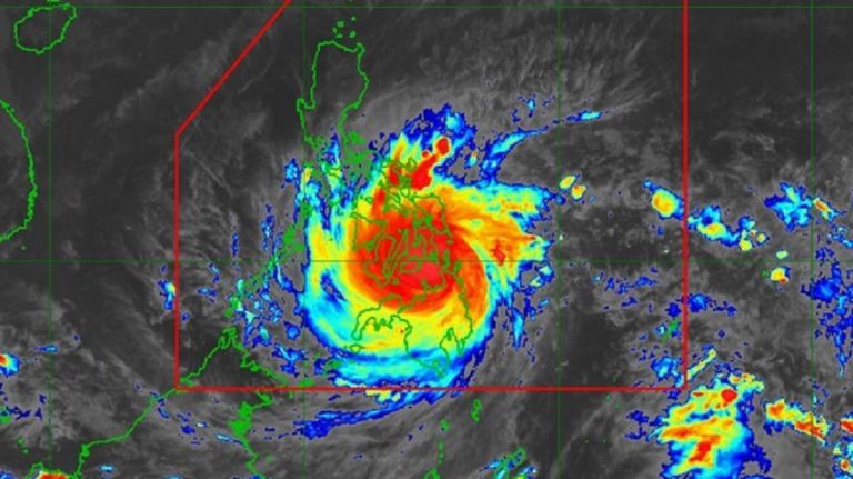 Typhon Rai aux Philippines : le bilan s'élève à 400 morts