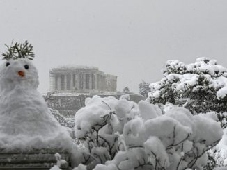 Un épais manteau de neige recouvre Athènes