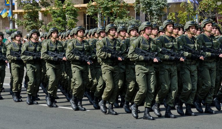 Un soldat ukrainien tue quatre de ses camarades.