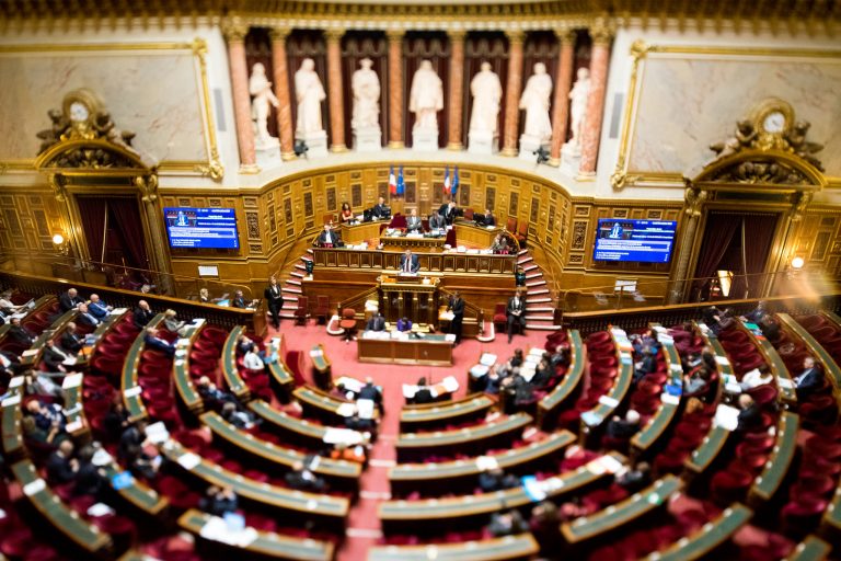 Pass vaccinal : le sénat supprime la vérification d'identité dans les bars