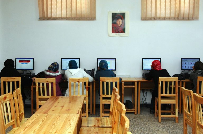 Afghanistan : des universités avec des classes non mixtes et des étudiantes ont rouvert leur porte