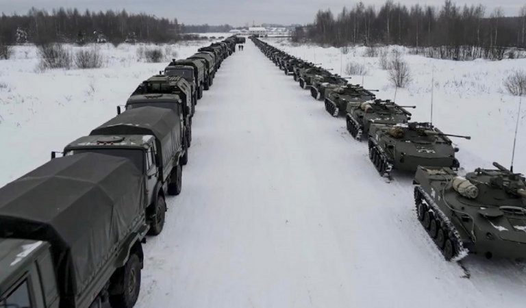 Colonnes motorisées et mécanisées russes se dirigeant vers la frontière ukrainienne