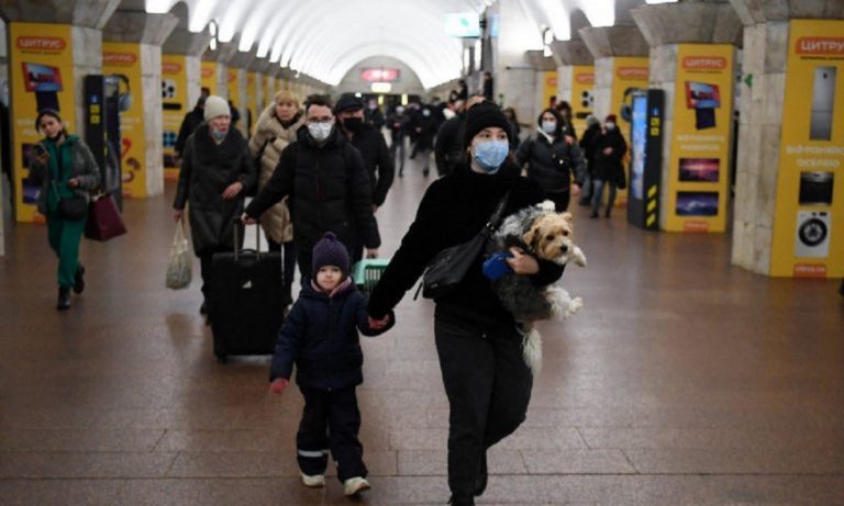 Le métro de Kiev ouvre ses portes face à la guerre entre la Russie et l'Ukraine