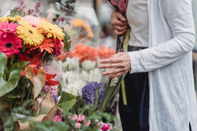 https://www.pexels.com/fr-fr/photo/fleurs-shopping-bouquet-porter-7858798/