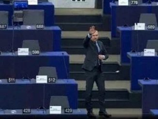 Le salut nazi de l'eurodéputé en plein hémicycle suscite les débats