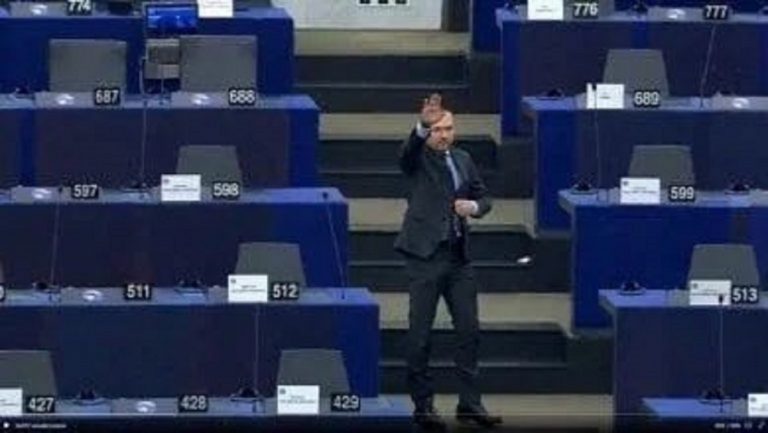 Le salut nazi de l'eurodéputé en plein hémicycle suscite les débats