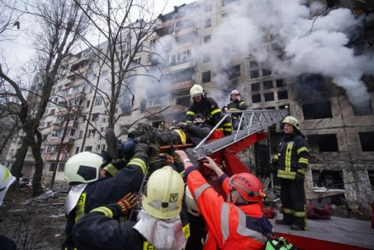 Guerre Russie-Ukraine, bombardement d'un immeuble de 9 étages à Kiev : 2 morts