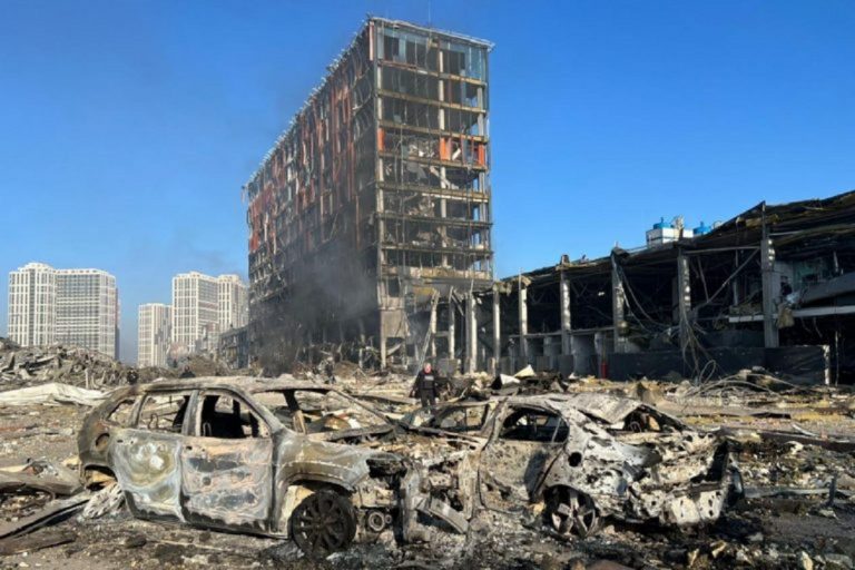 La Russie attaque un centre commercial dans le centre de Kiev