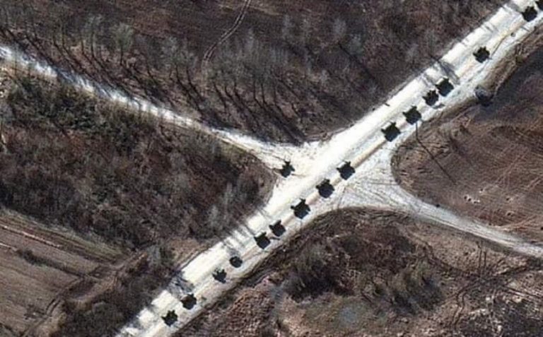 Le convoi militaire russe d'un kilomètre de long revient et s'approche de Kiev