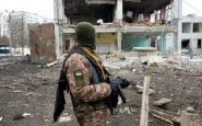 Ukraine, le théâtre de Mariupol est bombardé. Zelensky : "Des négociations difficiles"