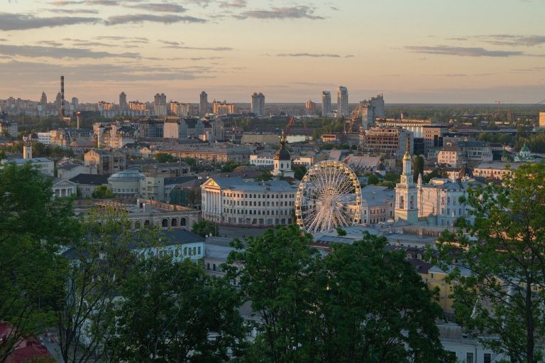 Kiev impose un couvre-feu en raison des derniers bombardements