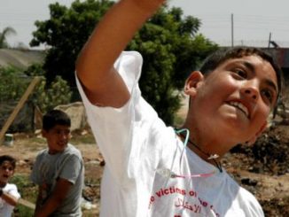 Un ado palestinien jetant des pierres