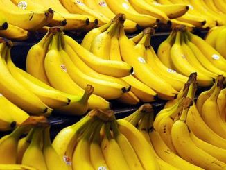 Etal de banane dans un magasin